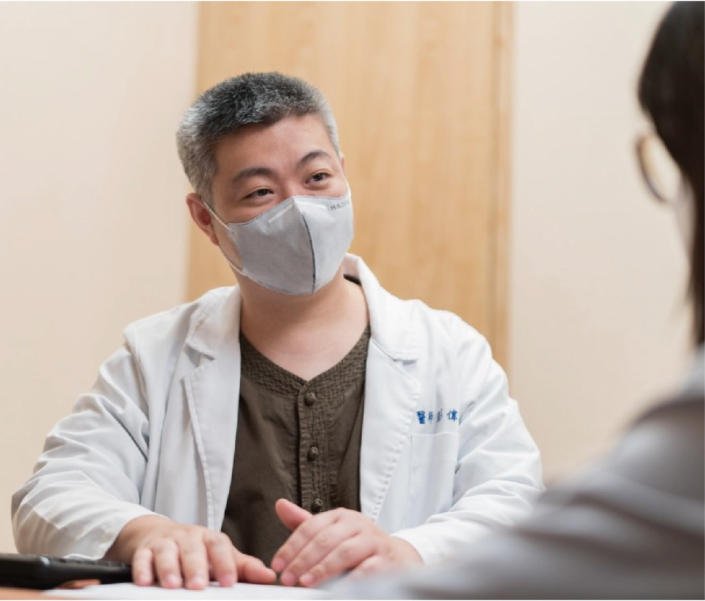 嘉義市東區蘭陵中醫診所彭偉嵐博士：中西醫雙證專業調理肝炎肝硬化、膽結石等肝膽疾病，及泌尿道結石發炎、慢性腎臟病與男科病。針對重症肌無力、紅斑性狼瘡、乾燥症、漸凍症等自體免疫疾病，與心悸胸悶心血管問題提供深度辨證。本院可協助開立診斷證明與保險理賠明細，為久病難醫之患者提供精準漢方客製化水藥處方服務。