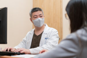 嘉義市東區蘭陵中醫診所院長彭偉嵐博士：中西醫雙證專業調理肝炎肝硬化、膽結石等肝膽疾病，及泌尿道結石發炎、慢性腎臟病與男科病。針對重症肌無力、紅斑性狼瘡、乾燥症、漸凍症等自體免疫疾病，與心悸胸悶心血管問題提供深度辨證。本院可協助開立診斷證明與保險理賠明細，為久病難醫之患者提供精準客製化水藥處方服務。